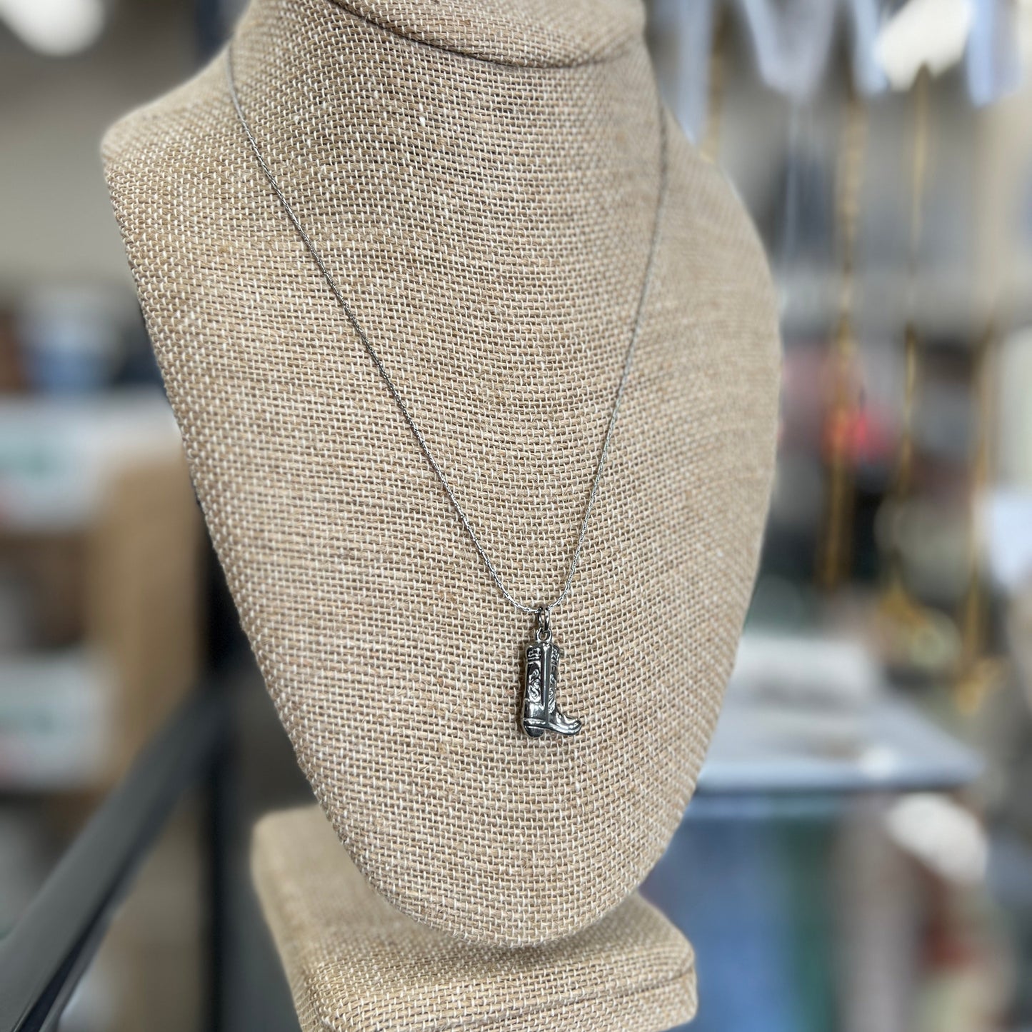 WESTERN PENDANT NECKLACE