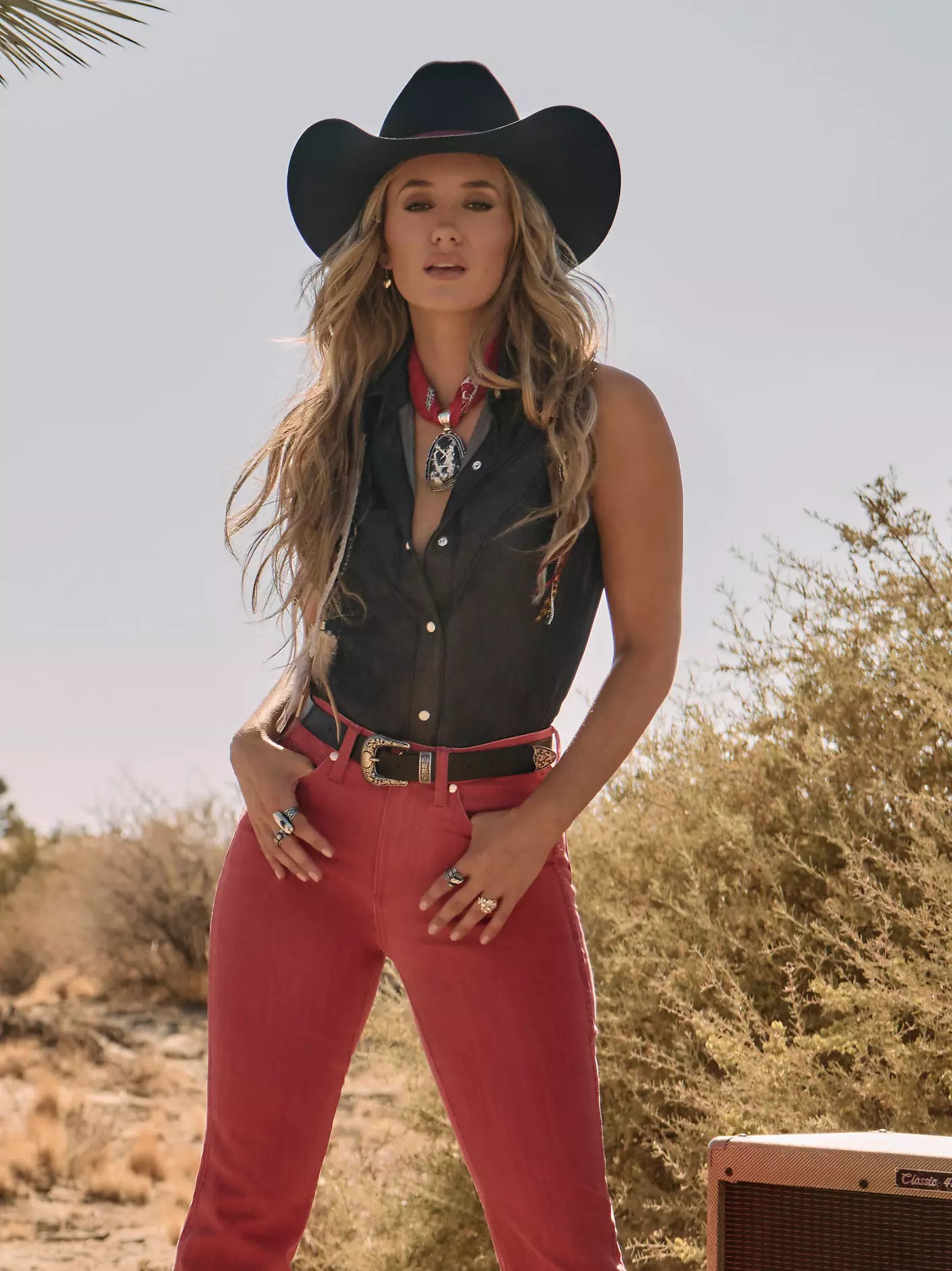LADIES LAINEY WILSON BLACK SLEEVELESS SHIRT