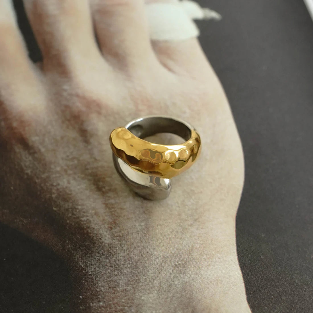TWO TONE HUG RING